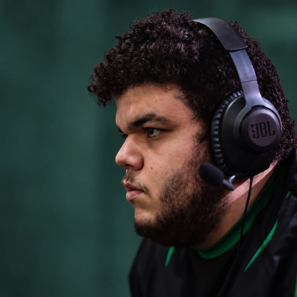 Vini Soledade concentrado no jogo, usando headset.
